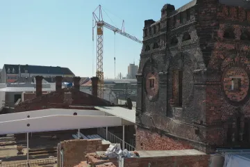 Dělníci přestavují ostravská jatka na galerii. Vymění tisíce cihel