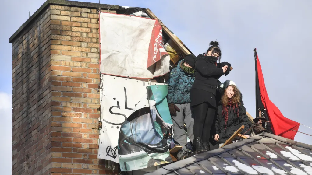 Aktivisté na střeše Kliniky