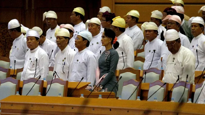 Aun Schan Su Ťij spolu se svými spolustraníky na první schůzi nově zvoleného barmského parlamentu
