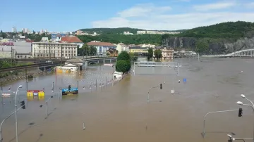 Hlavní tah z Děčína do Lovosic I/30 zmizel pod vodou