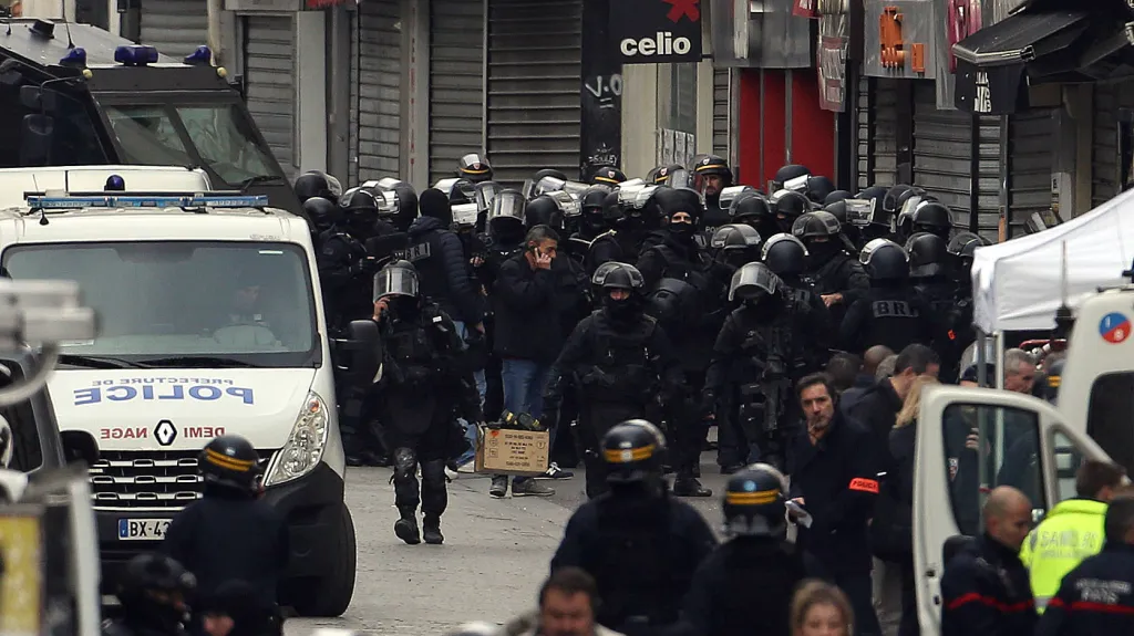 Policejní zásah v pařížské čtvrti Saint-Denis