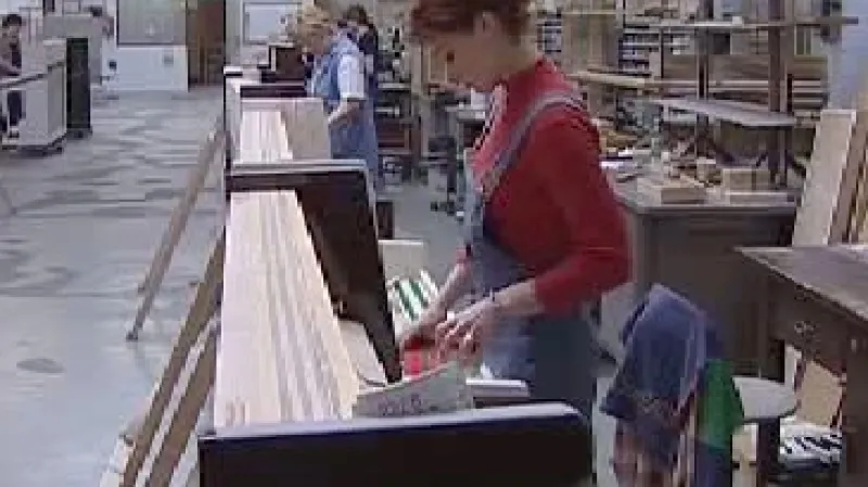 Výroba klavíru v továrně společnosti Petrof