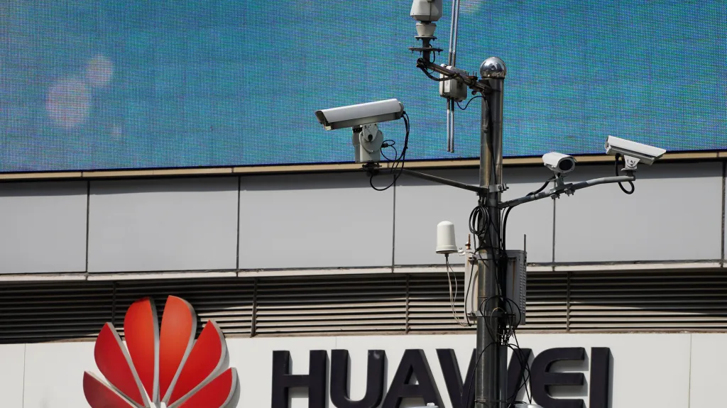 Bezpečnostní kamery u prodejny Huawei v Šanghaji