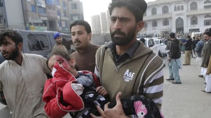 Talibové zabili ve škole v Péšávaru 130 lidí