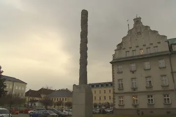 „Covidový sloup“ v Krnově vzbuzuje kontroverze, zastupitelé budou řešit osud díla