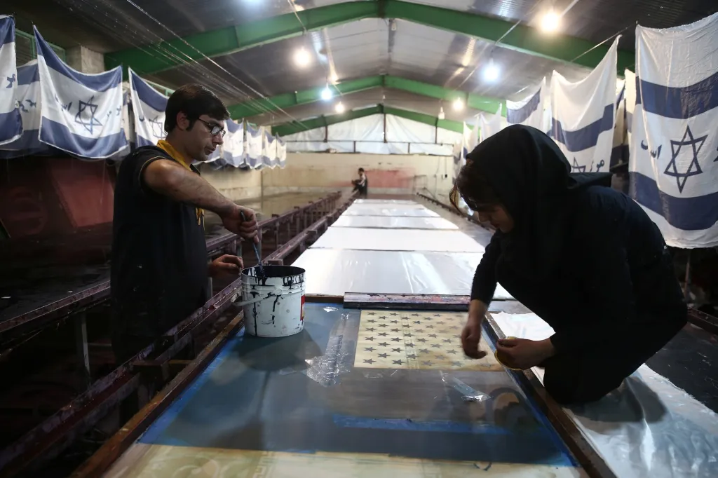 Íránská manufaktura ve městě Chomejn produkuje převážně americké a izraelské vlajky