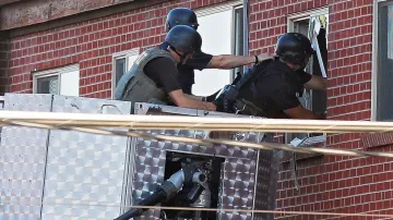Policie se snaží dostat do bytu podezřelého