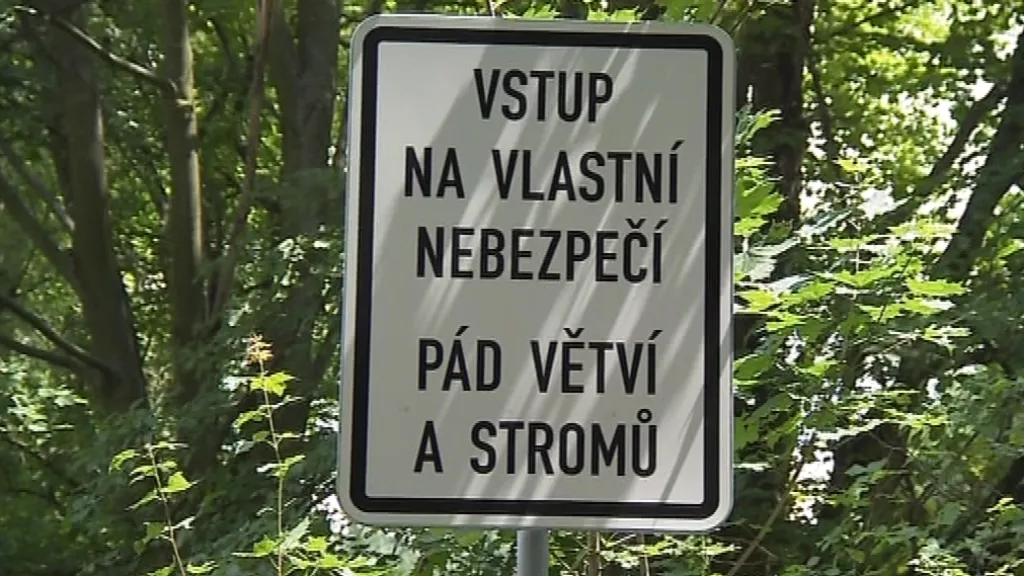Přístupová cesta na Janův hrad je osázená varovnými cedulemi