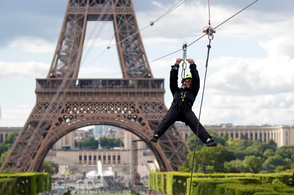 Eiffelova věž připravila pro své obdivovatele zážitek téměř nadpozemský. Zájemcům bylo umožněno sjet na laně z výšky 115 metrů do 800 metrů vzdáleného cíle na zemi