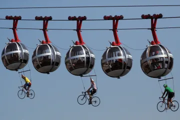 Týden obrazem: Cyklisté v oblacích, dům na střeše a svatba na Haiti