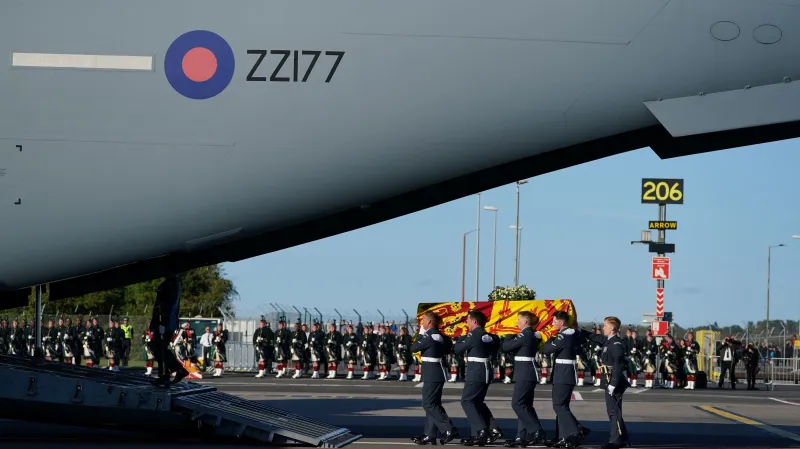 Rakev královny Alžběty II. při přesunu z Edinburghu do Londýna na palubě letadla RAF C-17 Globemaster