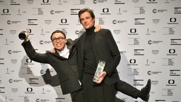 Film Letní škola, 2001 vynesl Dužanu Duongovi cenu za objev roku i nejlepší scénář, který napsal společně s Janem Smutným a Lukášem Kokešem (na snímku)