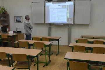 Distanční výuka byla pro učitele časově náročnější, znamenala i víc stresu, ukázal průzkum