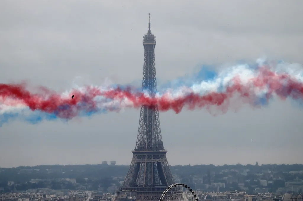 Pařížské nebe a ulice zaplavily národní barvy. Francie si připomněla výročí pádu Bastily. Nechyběla ani tradiční vojenská přehlídka, představilo se i letectvo, jehož piloti vytvořili trikoloru před Eiffelovou věží