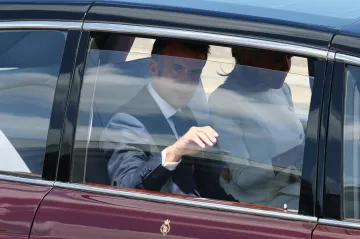 Macron kvůli Trumpovi uvázl v koloně