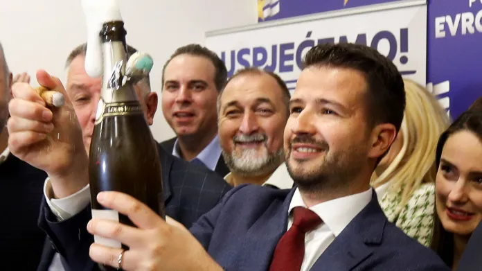 Jakov Milatović slaví postup do druhého kola voleb