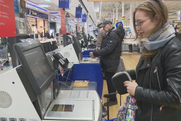 Vysoké ceny benzinu, energií i potravin. Kvůli zdražování se musí uskromnit i střední třída