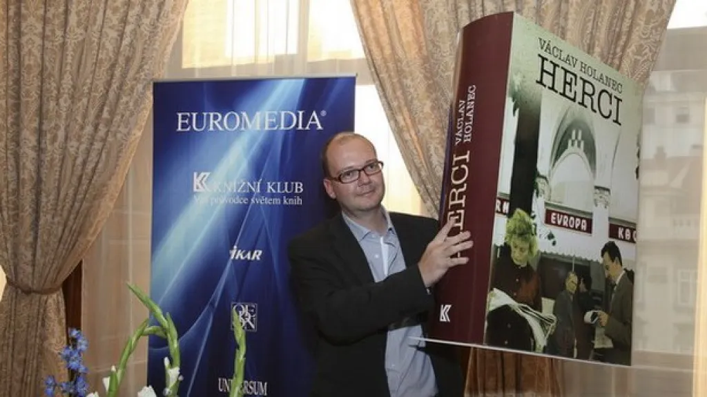 Václav Holanec s maketou svého románu Herci