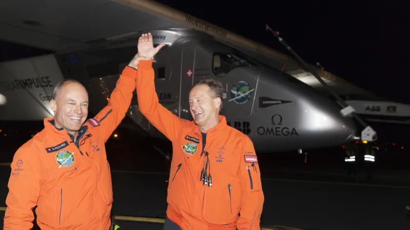 Bertrand Piccard a André Borschberg po přistání v New Yorku