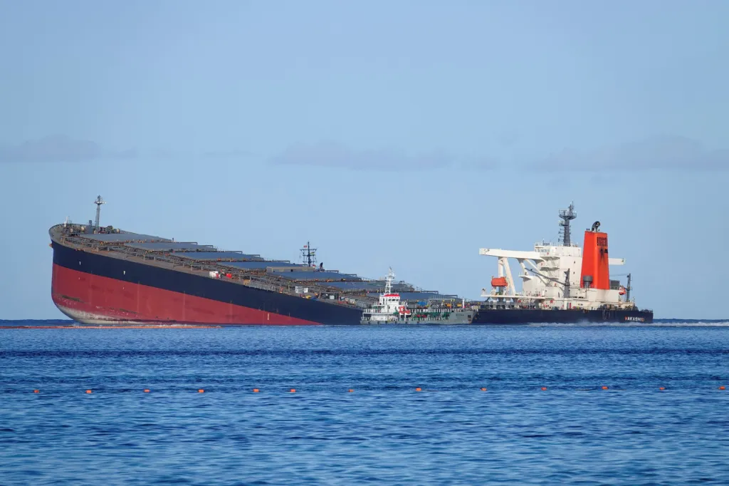 Agentura Reuters zdokumentovala havárii ropného trajektu MV Wakashio, který ztroskotal u pobřeží ostrova Mauricius. Způsobil tam ekologickou katastrofu