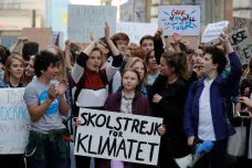 Švédská studentka v pátek nechodí do školy, nelíbí se jí lhostejnost ke změně klimatu. A přidávají se k ní další 