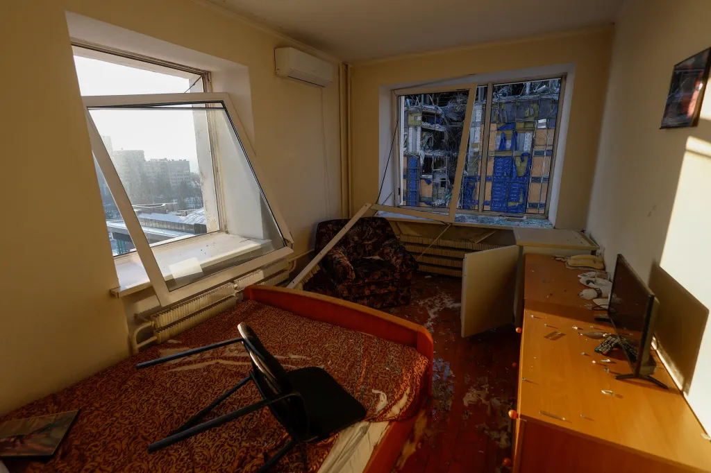 Zničený pokoj v hotelu Charkov Palace jedním z mnoha ruských raketových útoků (Foceno 13. ledna 2024)