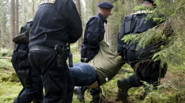 Policisté vynáší aktivistu