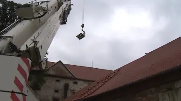 Dělníci dokončují poslední část střechy ovčína