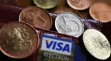 Evropská komise chce snížit poplatky u plateb kartou