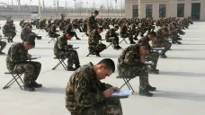 Čínští policisté v Sin-ťiangu skládají test z politické teorie
