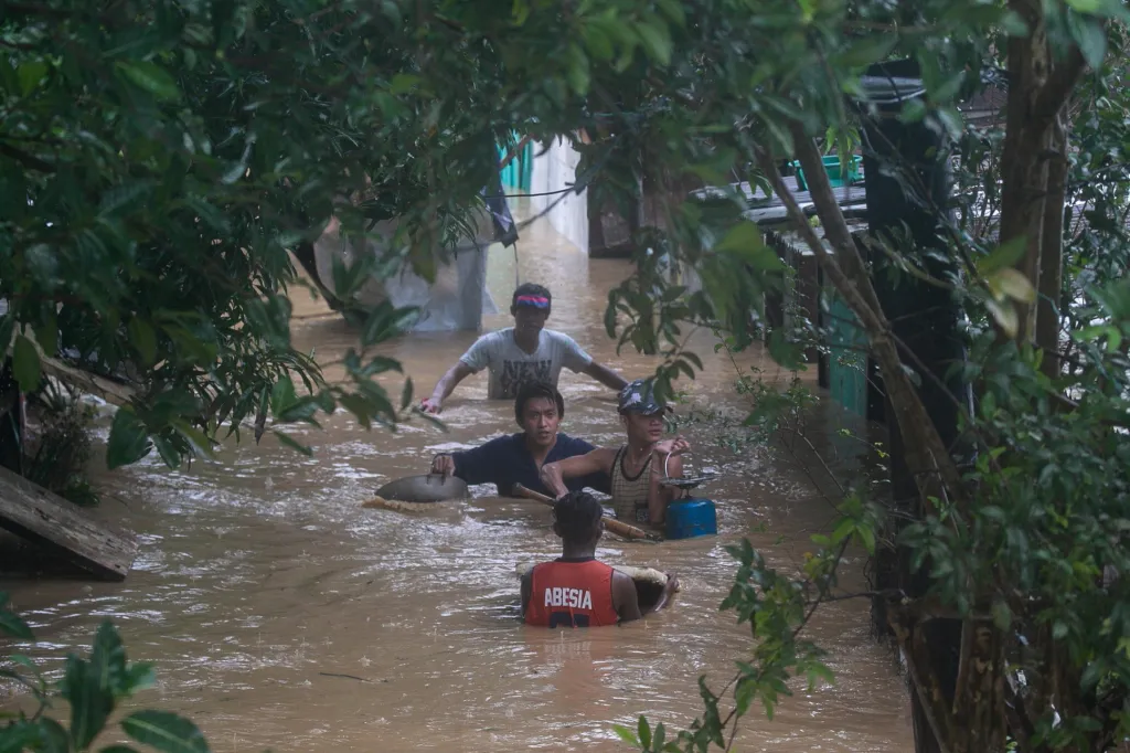Tajfun Vamco zasáhl Filipíny. Nevyhnul se ani hlavnímu městu Manila