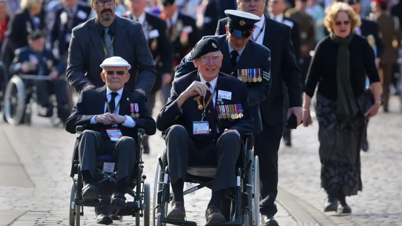 Veteráni účastnící se pamětního ceremoniálu v katedrále Bayeux