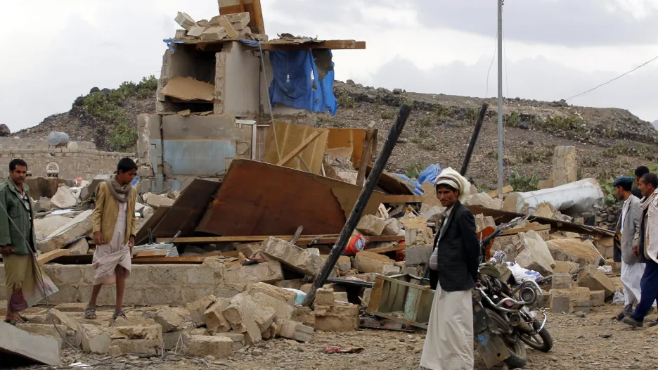 Následky náletů jsou v Jemenu vidět na mnoha místech