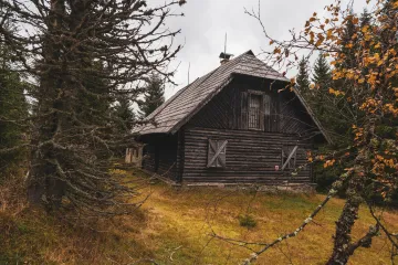 Roklanská chata může jít k zemi, národní park má demoliční výměr. Zní i hlasy proti bourání