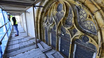 Poškozená kružba jednoho z gotických oken