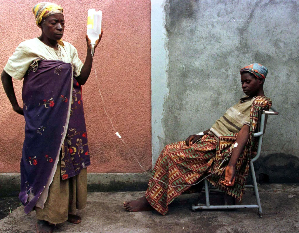 Žena z kmene Hutuů pomáhá své dceři v místní nemocnici ve městě Goma v listopadu 1996. Stovky tisíc lidí z uprchlických táborů Mugunga a Sake se postupně vracejí ze Zairu do Rwandy, kde strávily více než dva roky