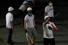 Dav maskovaných mužů útočil na cestující na nádraží v Hongkongu. Zraněných jsou desítky