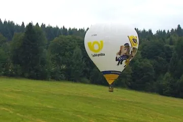 Nad Vyšší Brod se vznesl poštovní balon