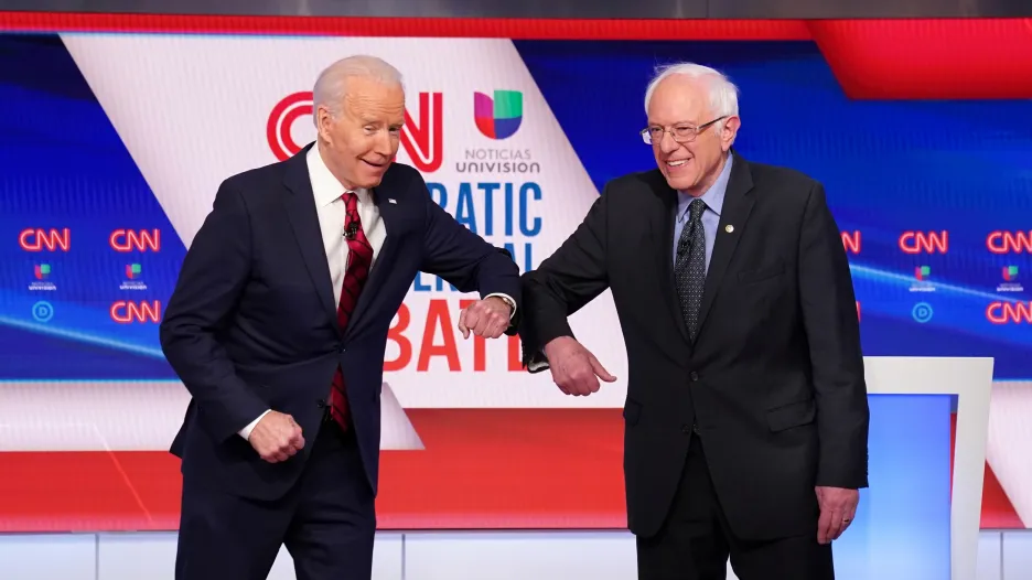 Biden a Sanders během jedné z televizních debat