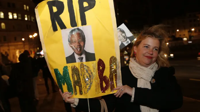 Lidé v ulicích Londýna vyjadřují zármutek nad úmrtím Nelsona Mandely