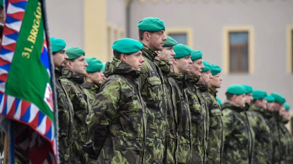 Slavnostní nástup v kasárnách libereckých chemiků na Den válečných veteránů