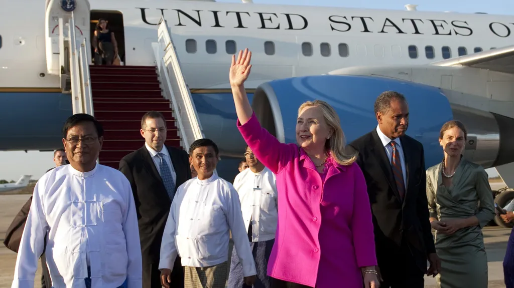Hillary Clintonová po příletu do Barmy
