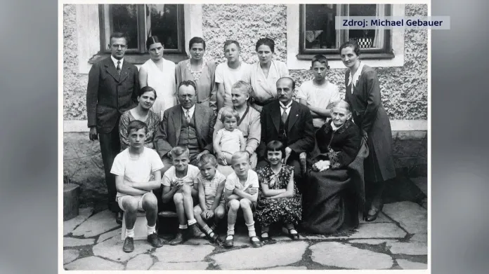 Paul Gebauer (v druhé řadě druhý zprava) na dobové fotografii ze Sosnové