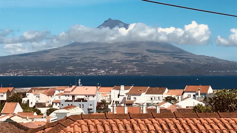 Výhled na Pico z ostrovu Faial