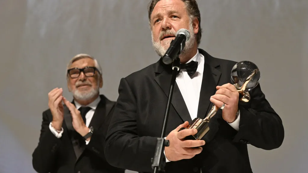 Russel Crowe s Křišťálovým glóbem za přínos světové kinematografii