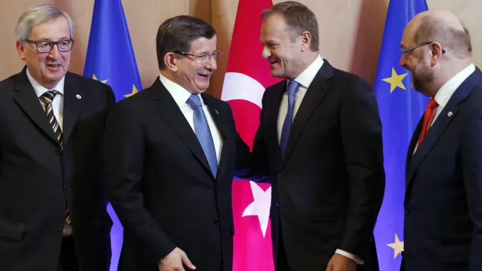 Šéf Evropské komise Jean-Claude Juncker, turecký premiér Ahmet Davutoglu, předseda Evropské rady Donald Tusk, šéf Evropského parlamentu Martin Schulz