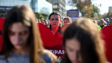 Srbové si připomínají smrt šestnácti lidí v Novém Sadu