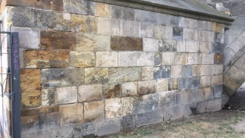 Pilíř Karlova mostu, ze kterého zmizelo graffiti