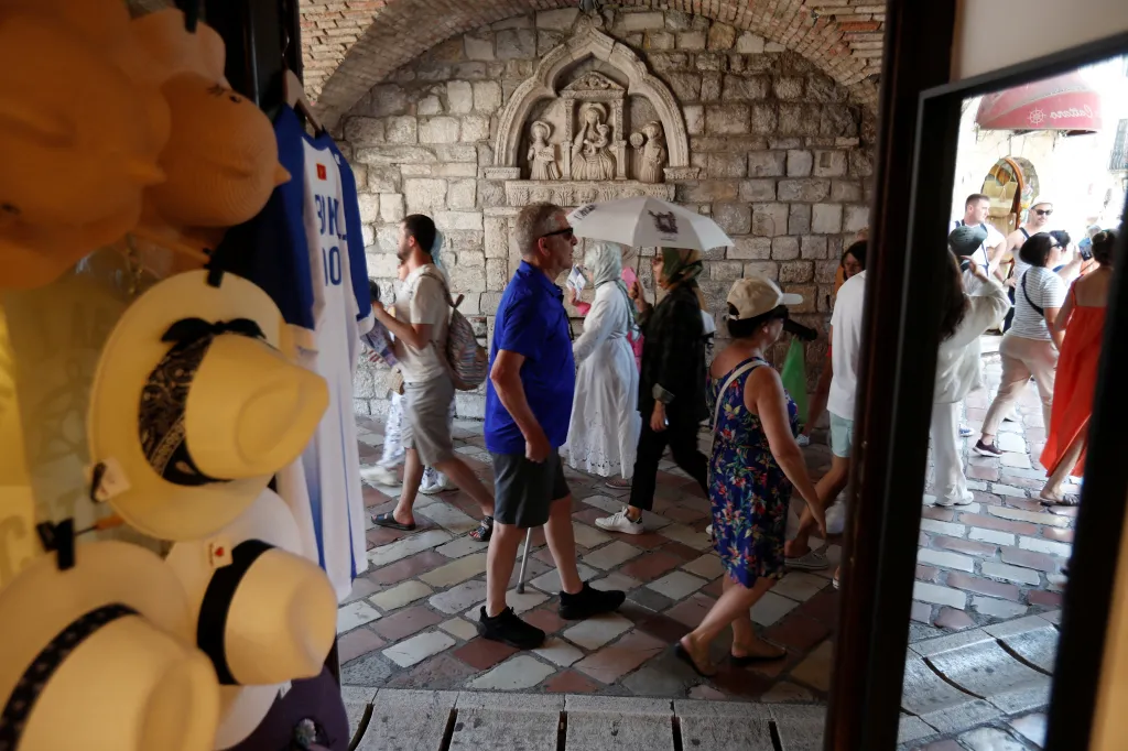 Město Kotor čelí davům turistů