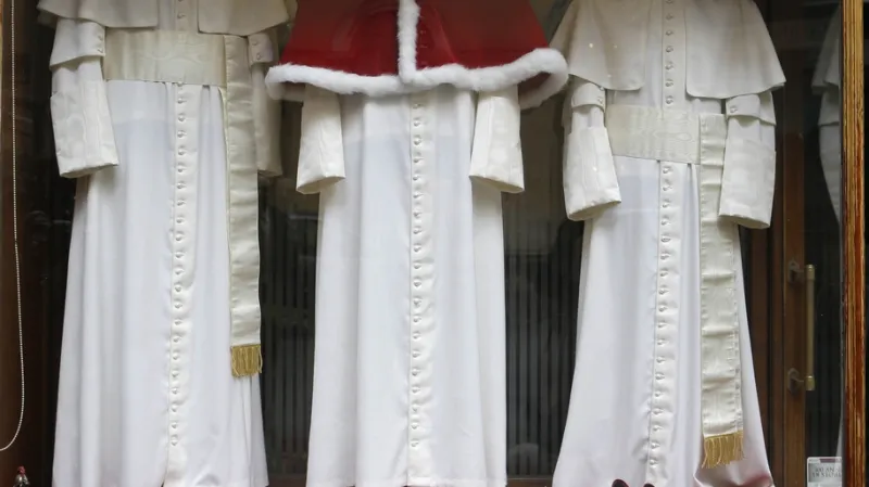 Roucha a boty pro nového papeže jsou připraveny